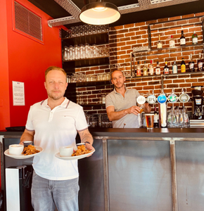 Photo des 2 chefs dans le restaurant